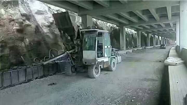 自動(dòng)上料攪拌車(chē)施工現(xiàn)場(chǎng)圖5